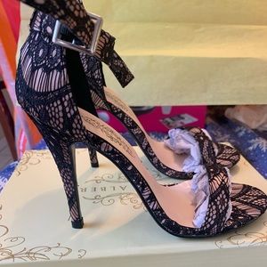 LACE HEEL SANDALS